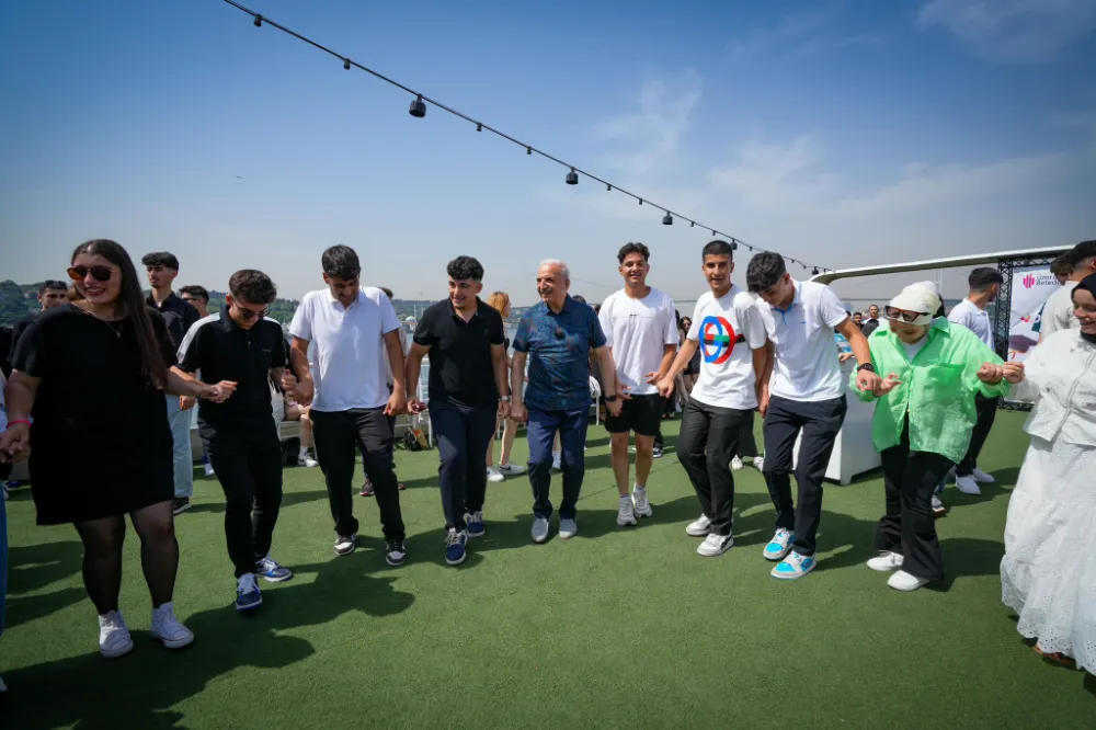 BAŞKAN YILDIRIM SÖZÜNÜ TUTTU: 2.500 ÖĞRENCİ BOĞAZ TURU YAPTI  BOĞAZ TURU’NDA GENÇLERDEN BAŞKAN YILDIRIM’A ALKIŞLARLA KARŞILAMA