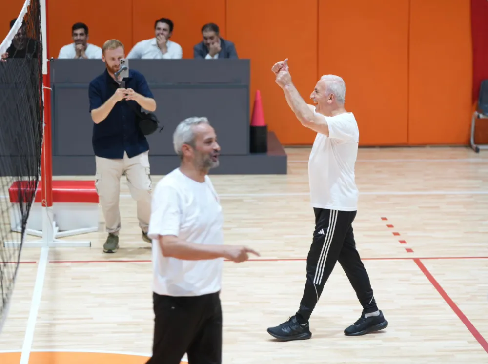BAŞKAN YILDIRIM PERSONELLE VOLEYBOL OYNADI