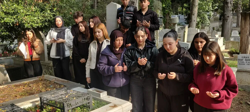 ÜMRANİYELİ ÖĞRENCİLER, KEMALETTİN TUĞCU’YU KABRİ BAŞINDA ANDI