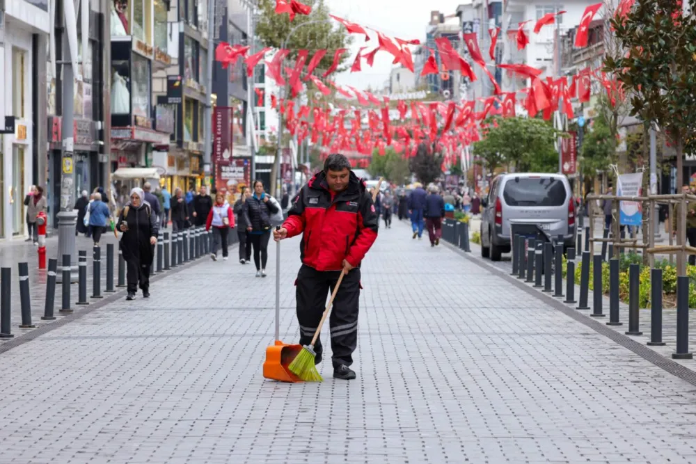 ÜMRANİYE’DE CADDE VE SOKAKLAR HER GÜN TİTİZLİKLE TEMİZLENİYOR