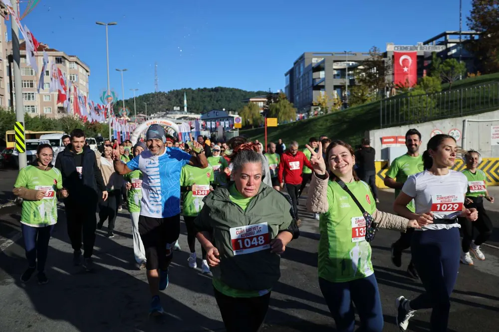 CUMHURİYET’İN 102. YILINA KOŞTULAR