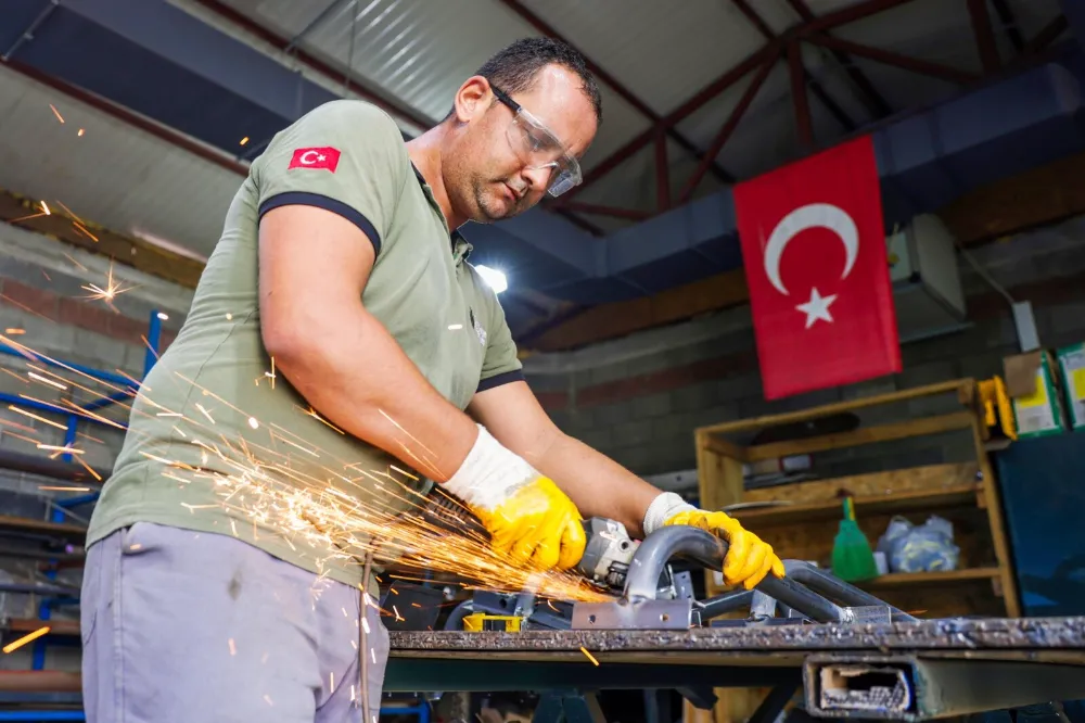 ÜMRANİYE’DE PARKLAR VE OYUN ALANLARI DÜZENLİ OLARAK YENİLENİYOR