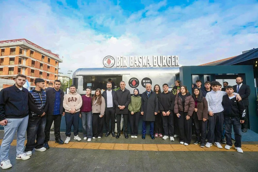 ÜMRANİYE’DE GENÇLERİN YENİ BULUŞMA NOKTASI: BİR BAŞKA BURGER AÇILDI
