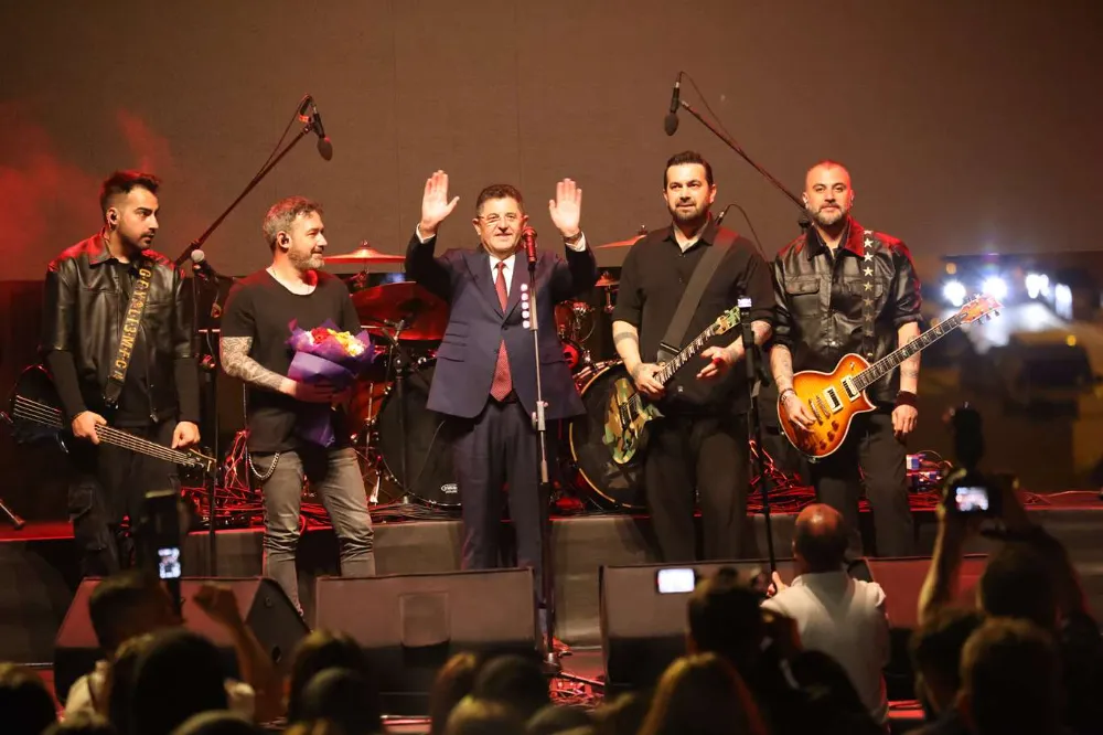 GENÇLİK FESTİVALİ’NDE PERA RÜZGARI