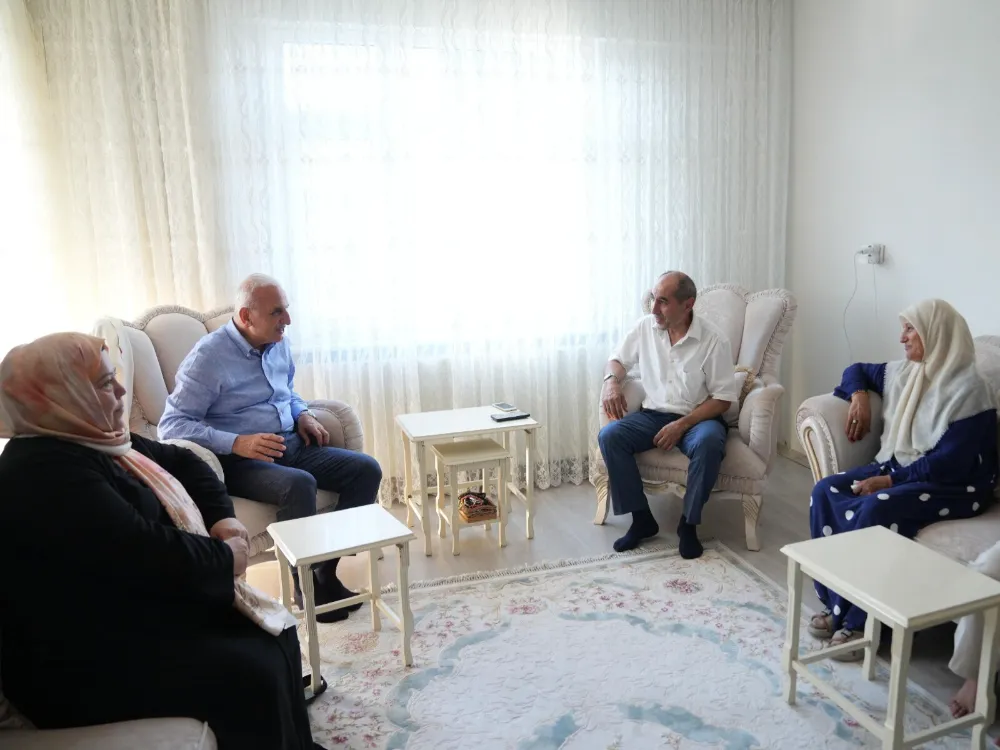 BAŞKAN YILDIRIM, HAC VAZİFESİNİ YERİNE GETİREN VATANDAŞLARI EVLERİNDE ZİYARET EDİYOR