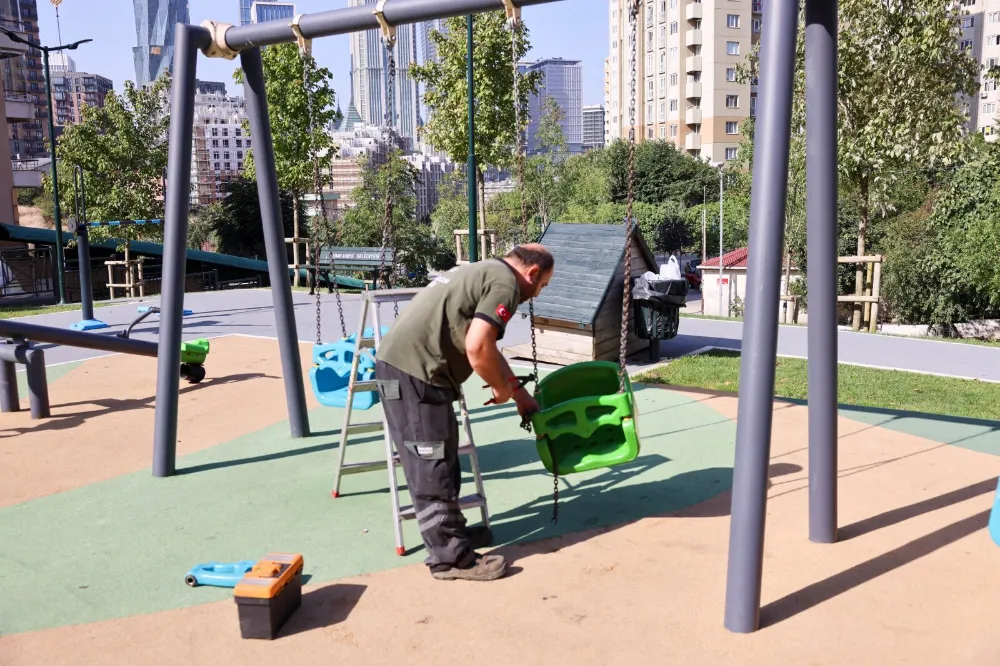ÜMRANİYE’DE PARKLARDA BAKIM, ONARIM VE YENİLEME ÇALIŞMALARI ARALIKSIZ DEVAM EDİYOR