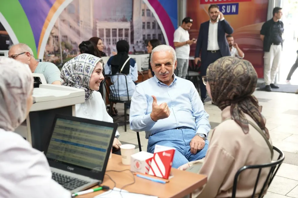 BAŞKAN İSMET YILDIRIM, TERCİH DANIŞMANLIĞI ÇADIRINDA GENÇLERLE BULUŞTU