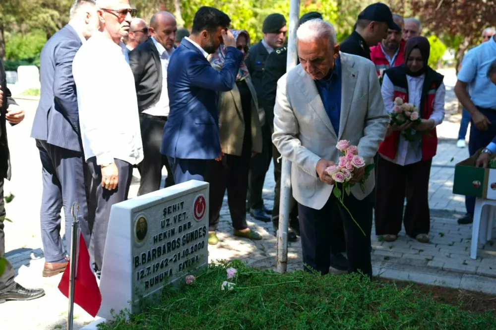 BAŞKAN YILDIRIM, 15 TEMMUZ ŞEHİTLERİNİ KABİRLERİ BAŞINDA YÂD ETTİ